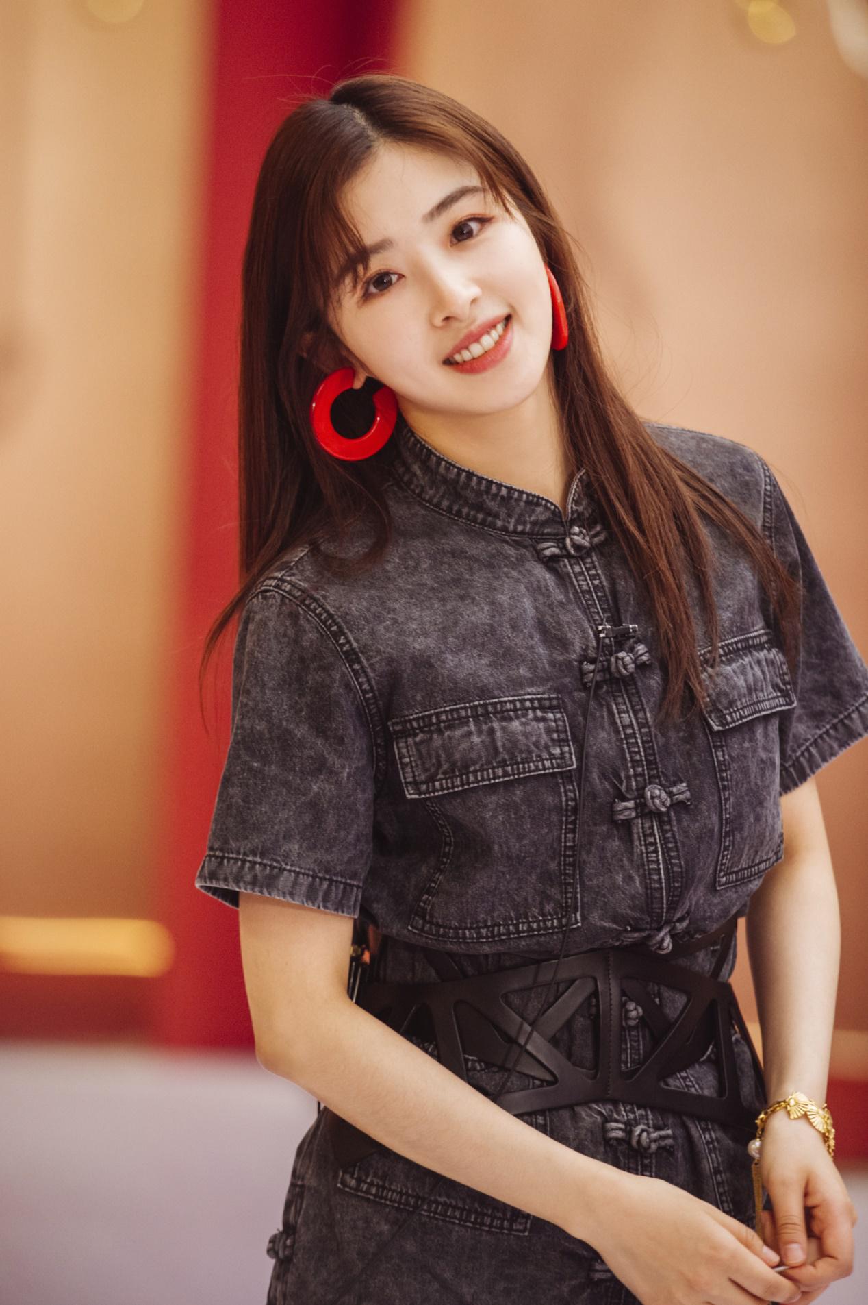 张含韵献唱电影首映礼棕色长发配绿色丝绒长裙美得挪不开眼