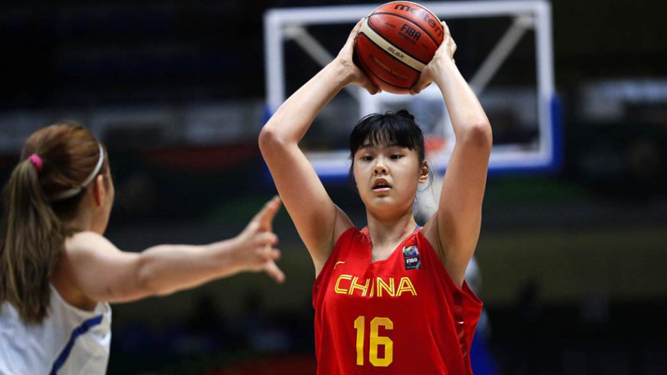 原创中国女篮三双内线上位女版莫宁身高2米联手李月汝亚洲无敌