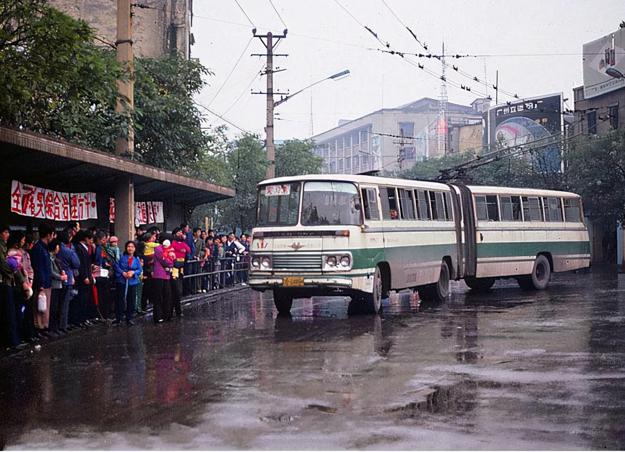 没有轻轨地铁的80年代,原来重庆人竟是坐电车出行