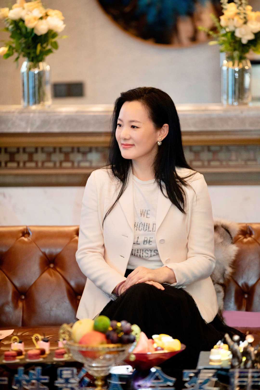 "咏梅"的打扮就是精致,白色西装内搭字母t恤流行,尽显知性美