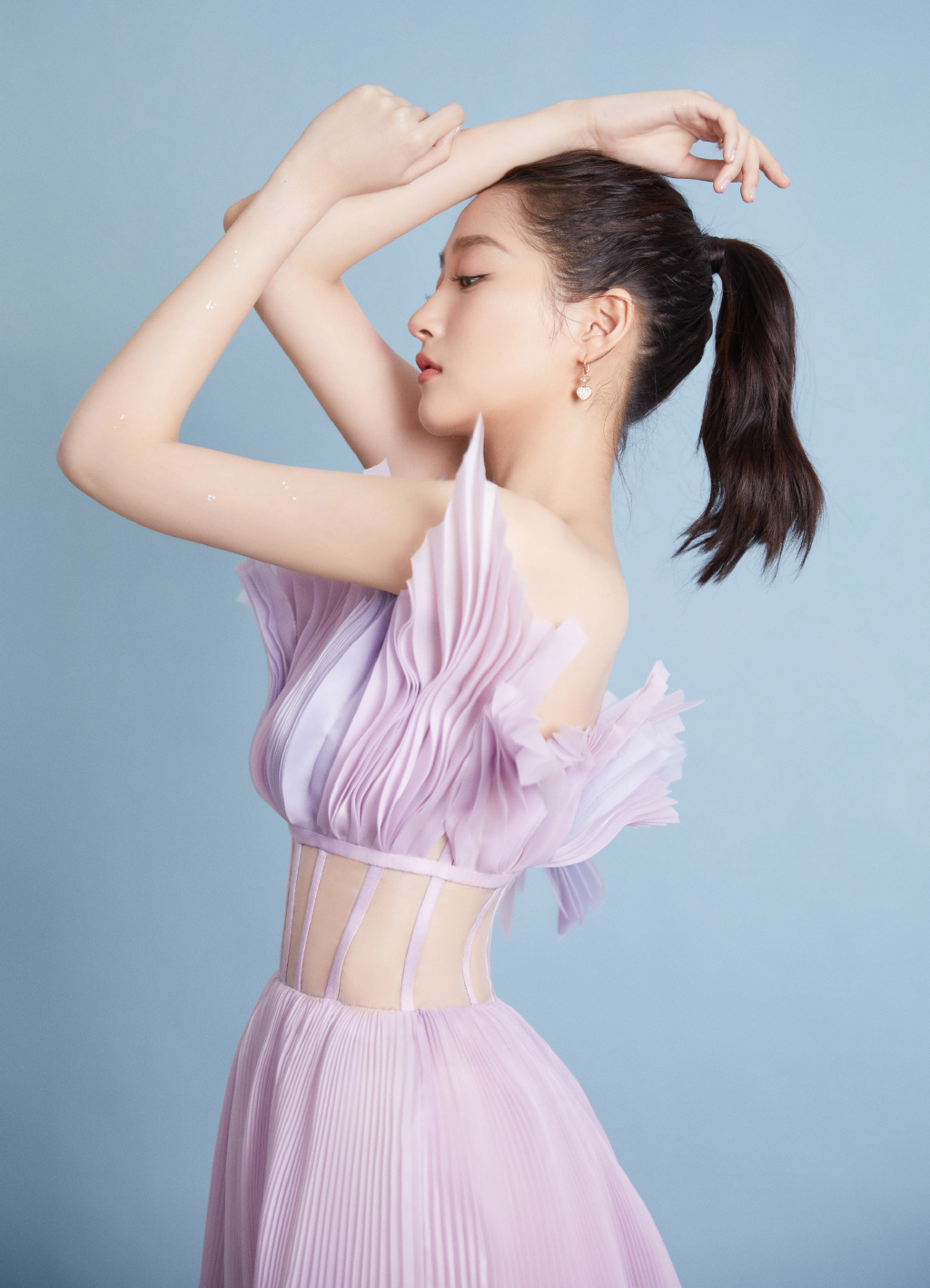 关晓彤穿香芋紫镂空礼服秀蚂蚁腰 一字肩太瞩目