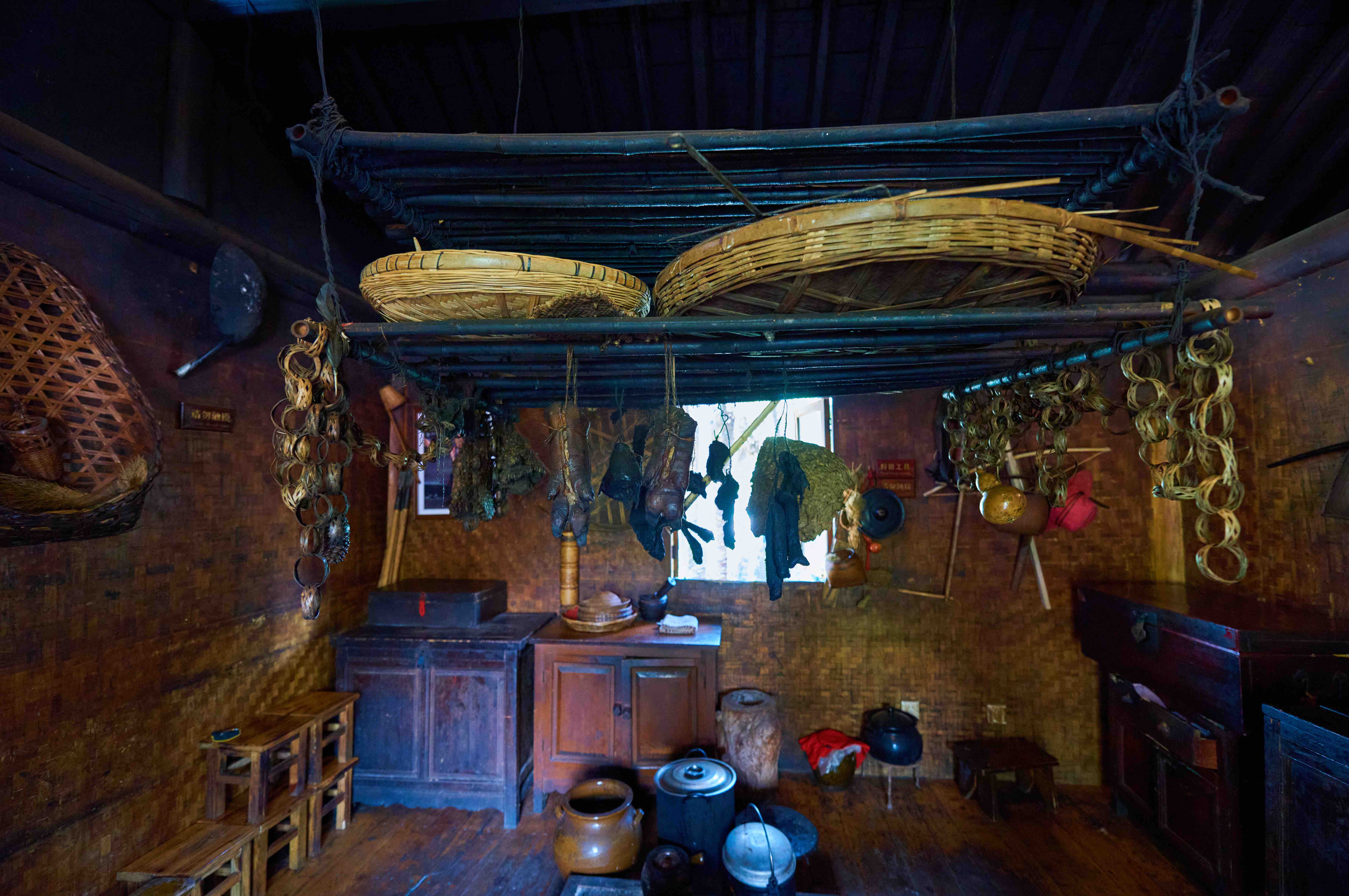 云南最神秘的古老部落,世代居住在贡山之下怒江之旁,女子需纹面