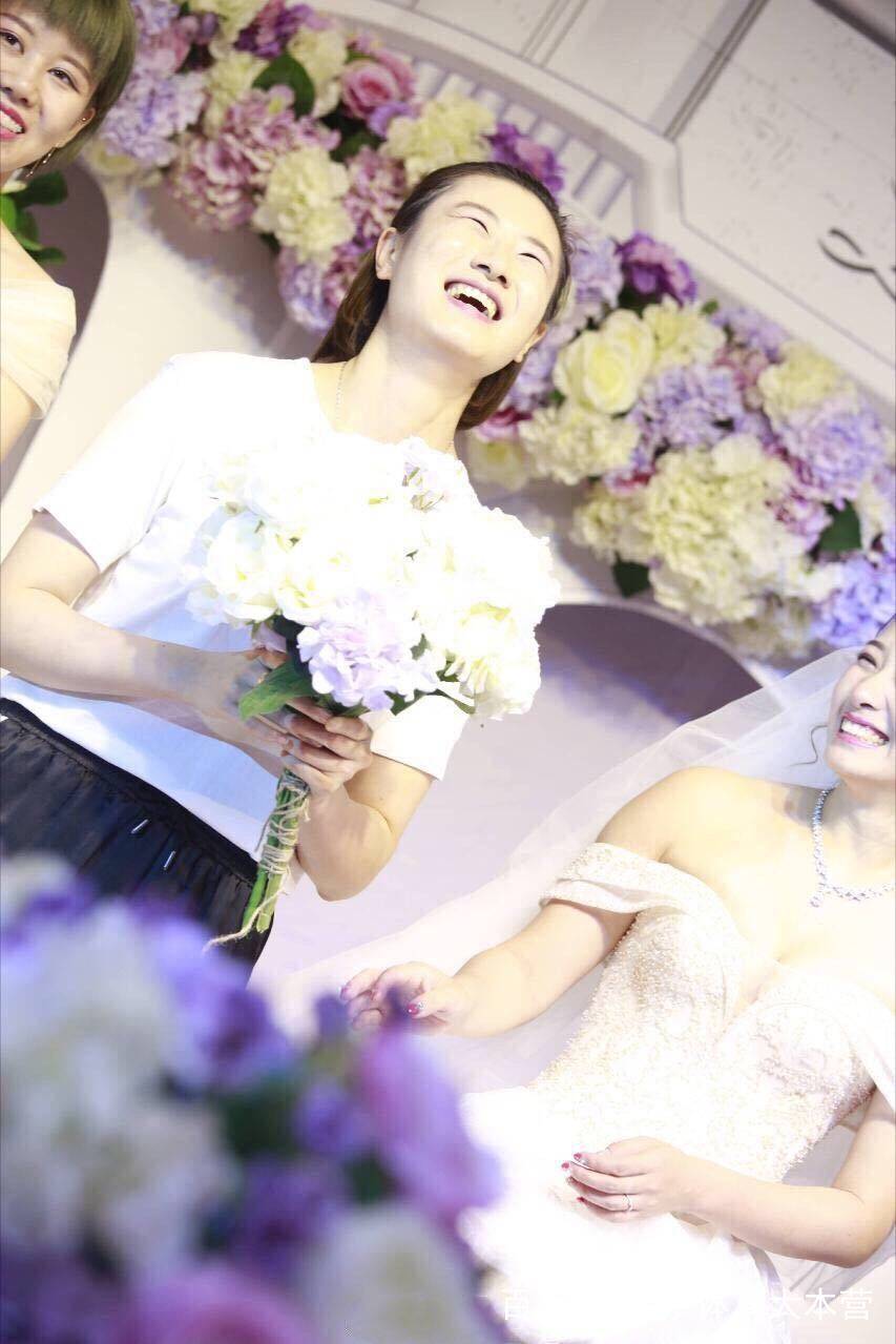 国乒女神大婚丁宁手捧鲜花当伴娘婚礼现场敲打新郎