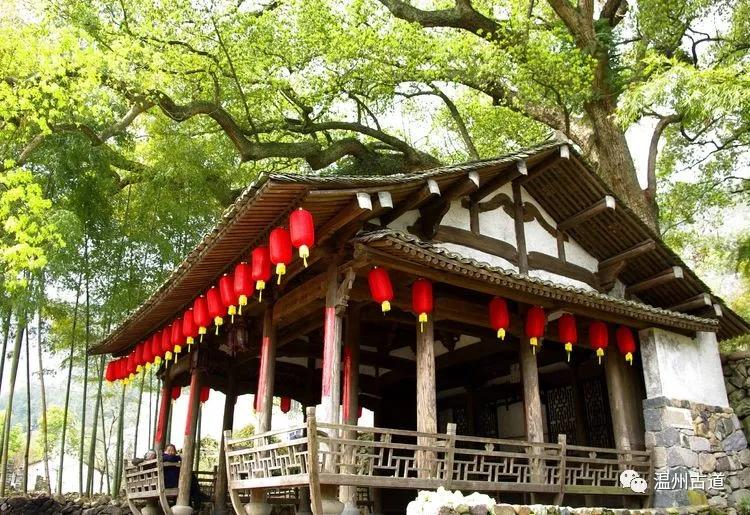 一座四方亭,一座廊亭,四方亭名为"三官亭",意为"天,地,水",也指"尧,舜