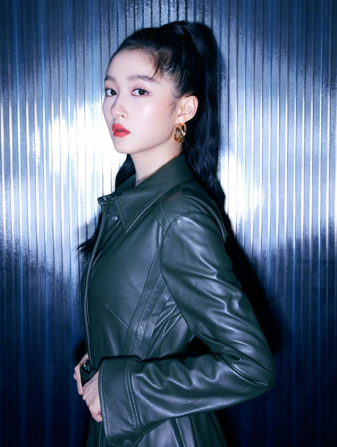 原创关晓彤晒帅飒风穿搭,黑色皮衣裙配高筒靴,高马尾干净利落又有型