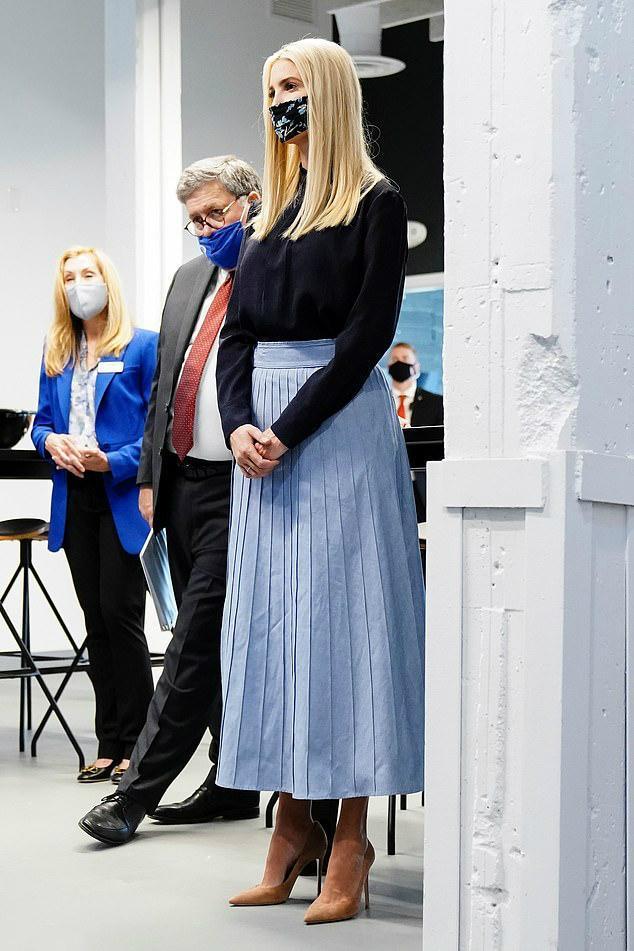 伊万卡穿黑色上衣也没腰,胖到臀部比例惊人,口罩连脸都盖不住