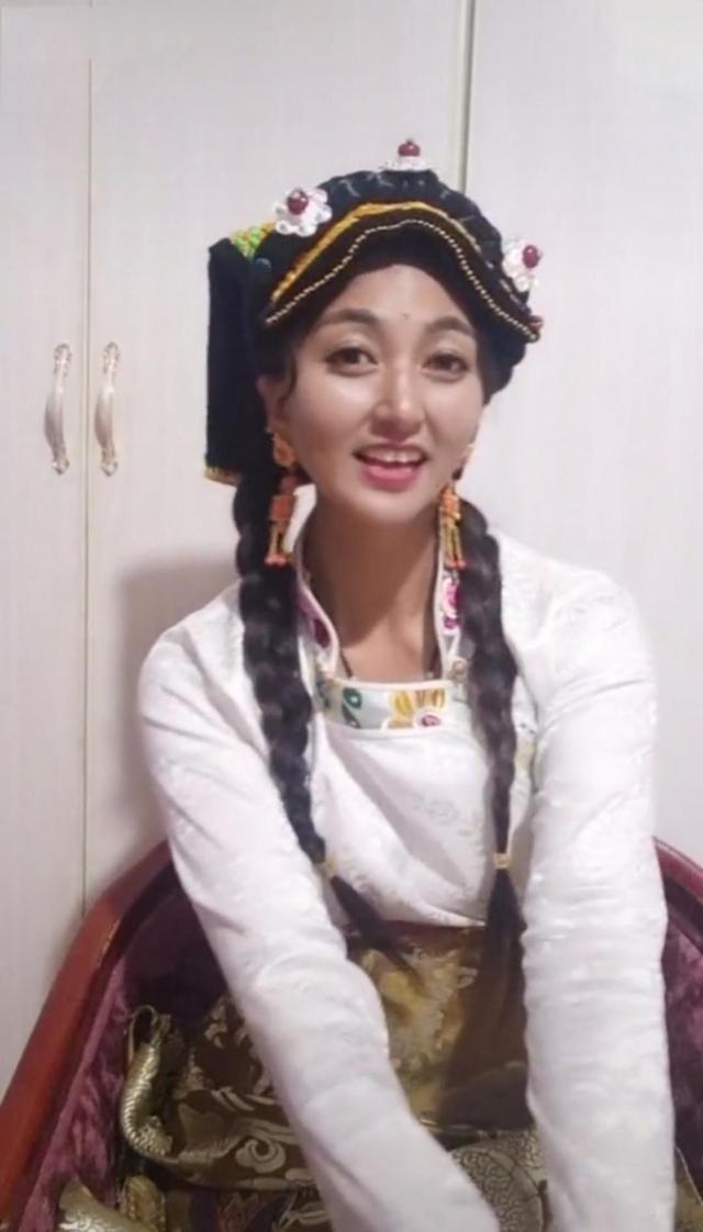 网红拉姆火化告别会现场曝光,姐姐崩溃痛哭带骨灰回家乡