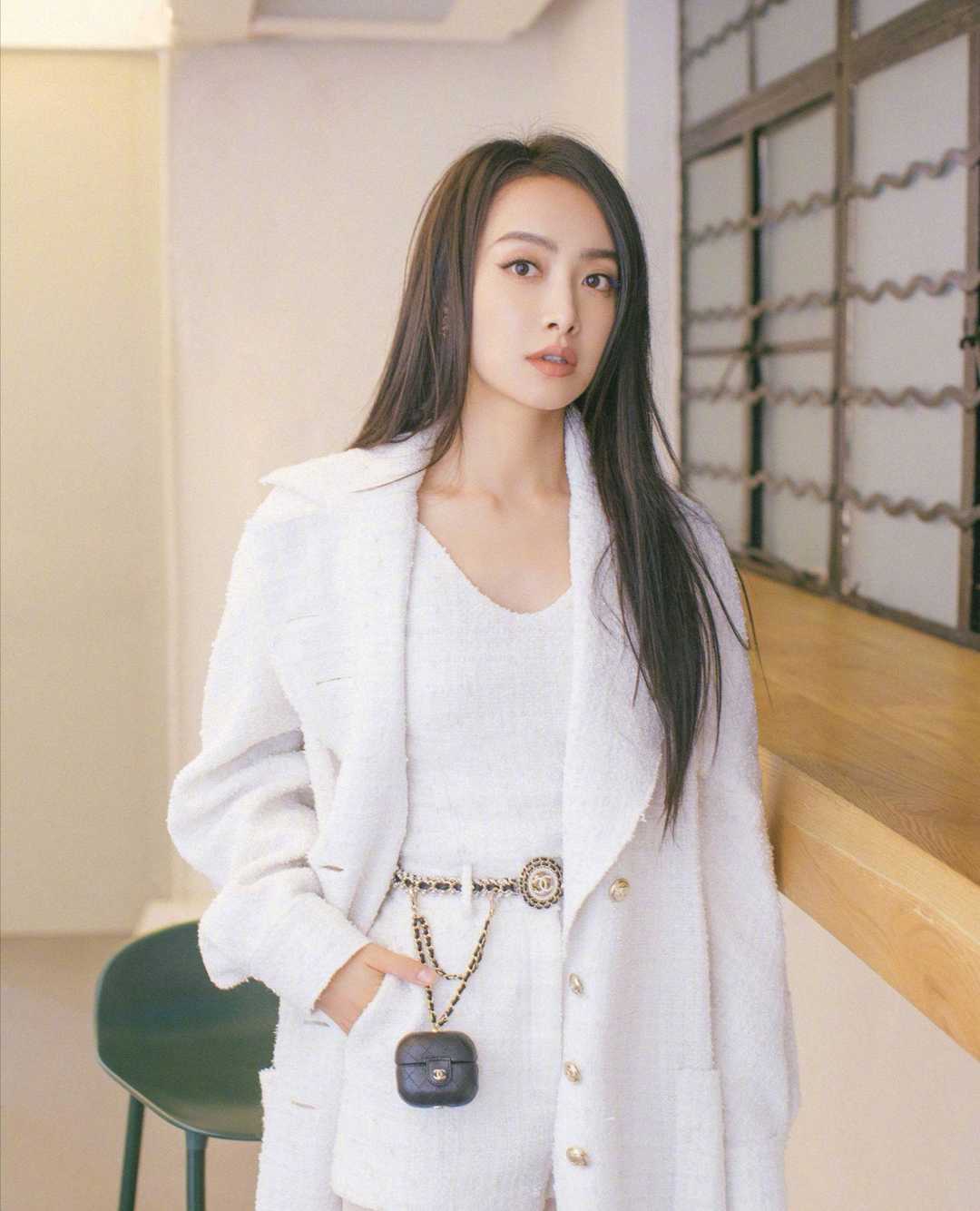 宋茜留回长发更添魅力外长内短搭配气场全开白色丝袜太美