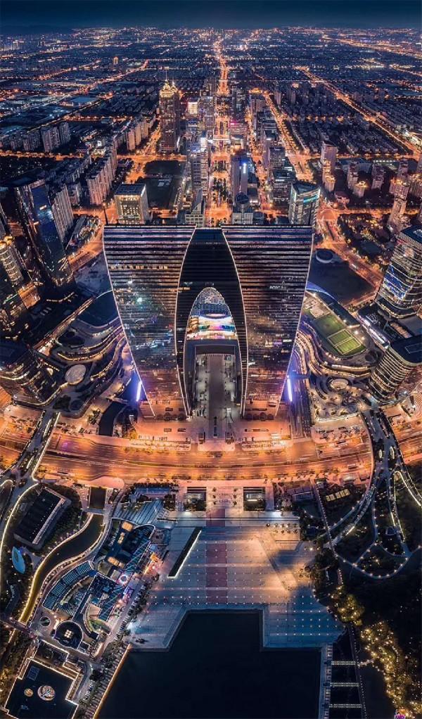 远处的摩天大楼与古老建筑相映成辉夕阳下目之所及保留了历史古城的