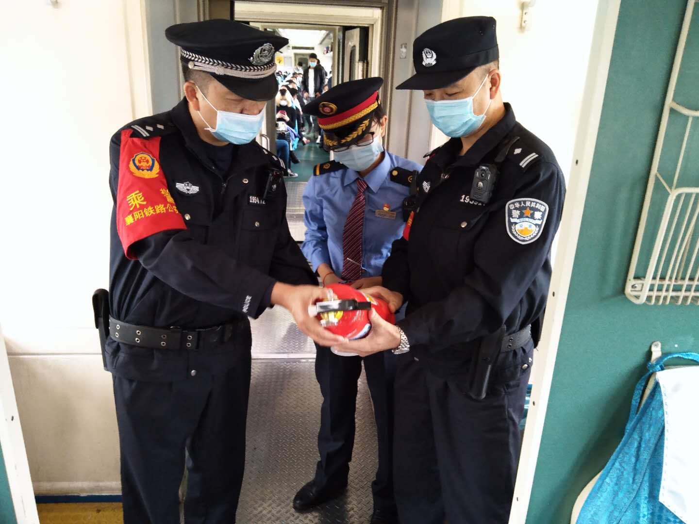 秋风送爽 丹桂飘香——襄铁乘警伴您平安团圆路