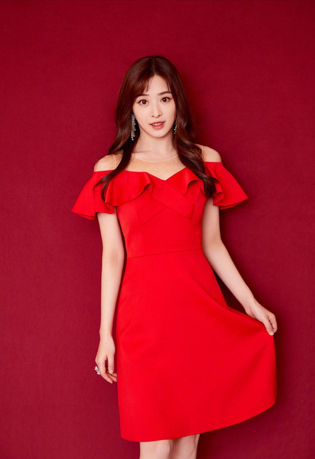 原创张含韵气质开挂一袭红色花边领连衣裙甜美可爱长卷发时尚减龄