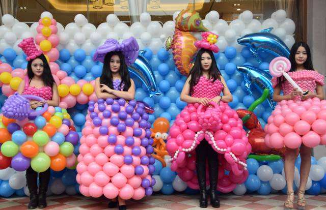 模特穿大气球走秀气球泄气后观众纷纷拍手称赞