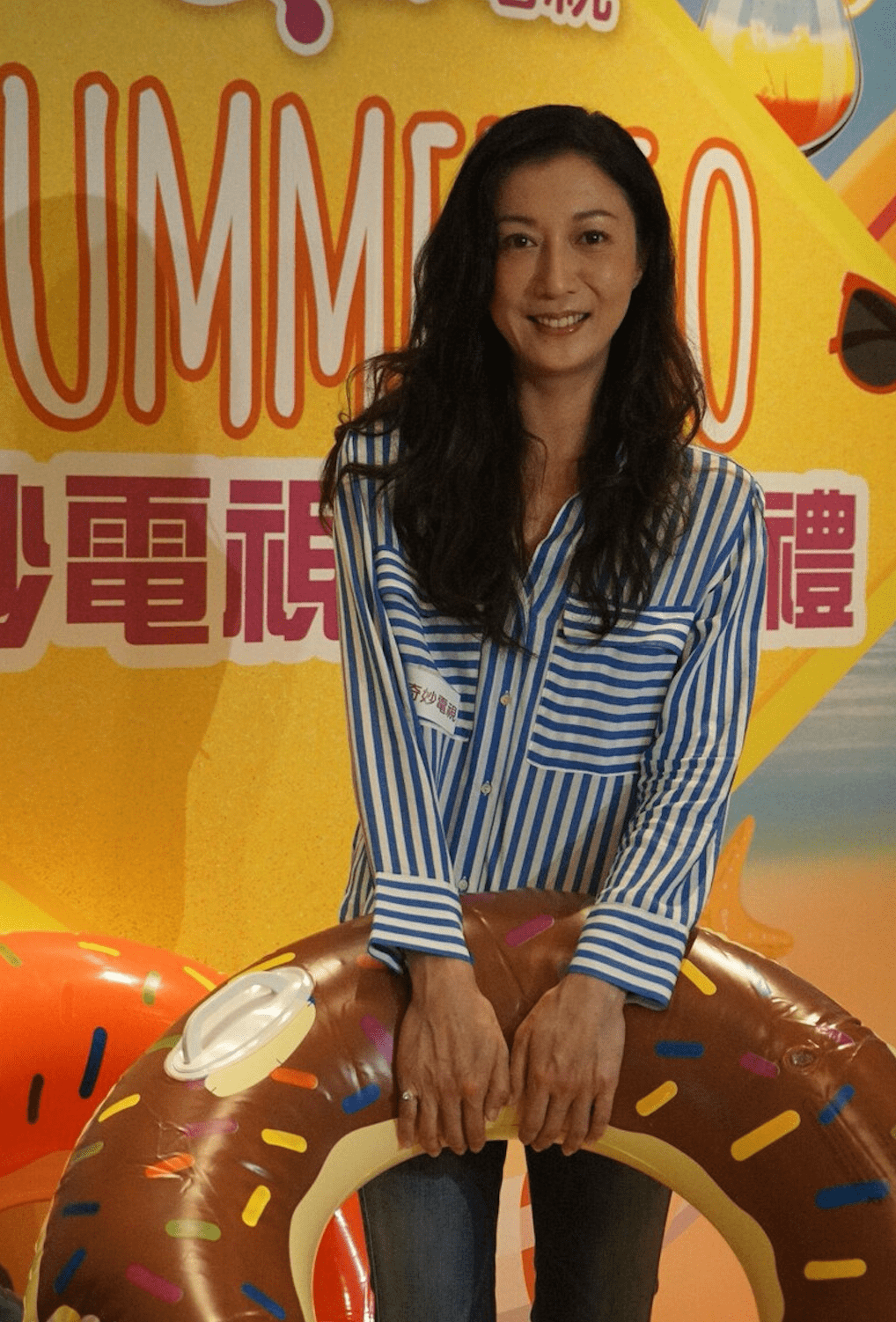 吴绮莉海边游玩,47岁身材挺真实的,就是穿的泳装太寒酸了!