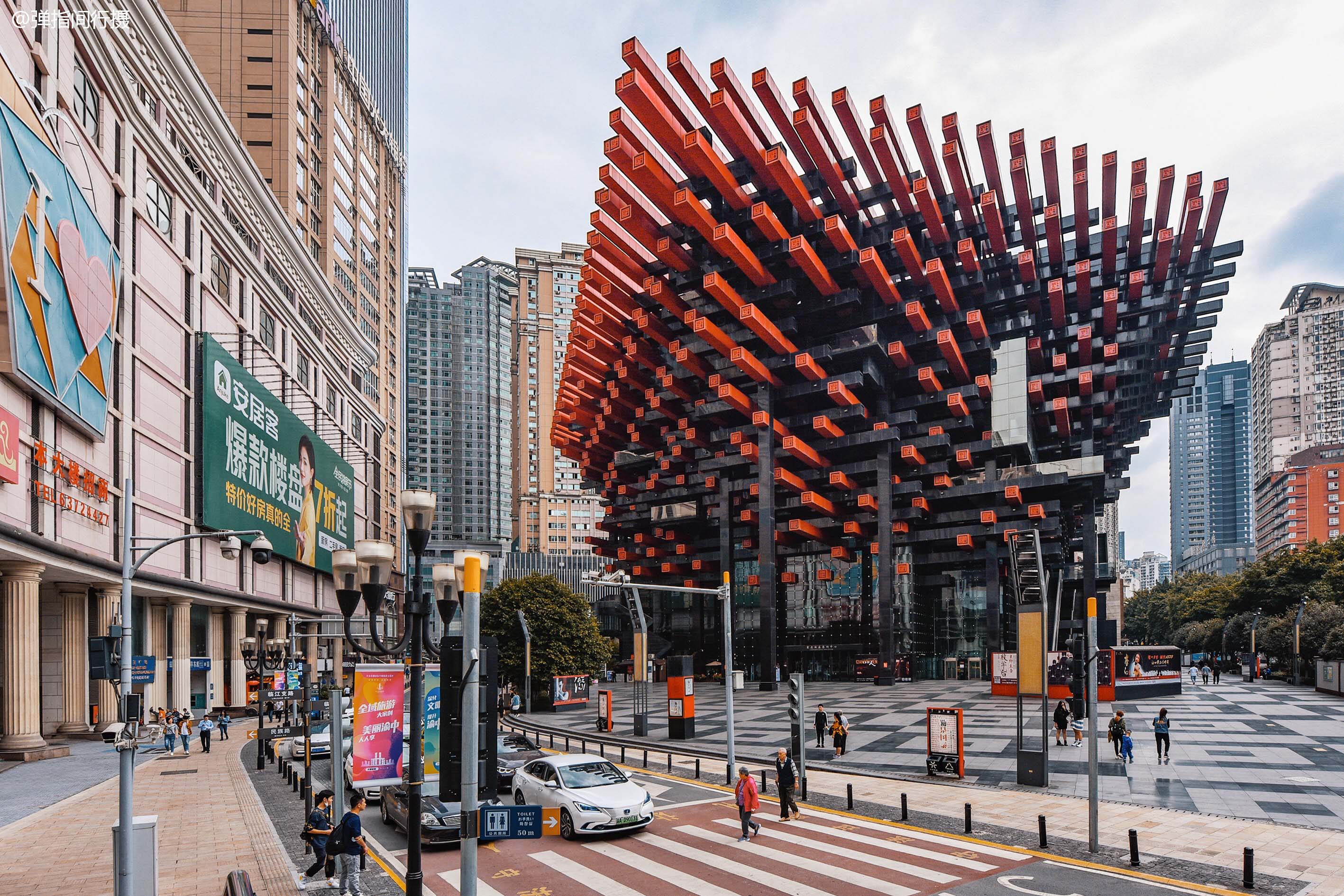 重庆最繁华的城市中心,有座"奇葩"建筑,被市民称为"筷子楼"