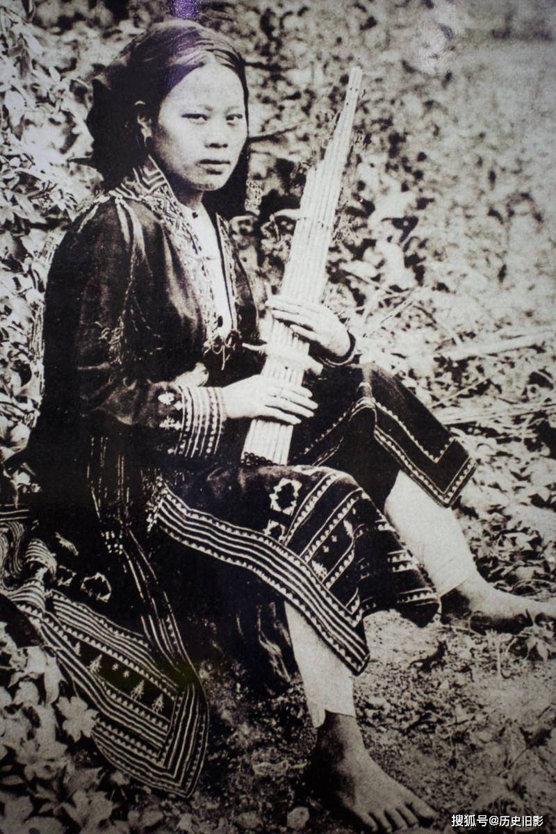 1903年云南昆明社会生活老照片,拿着大兵器的士兵