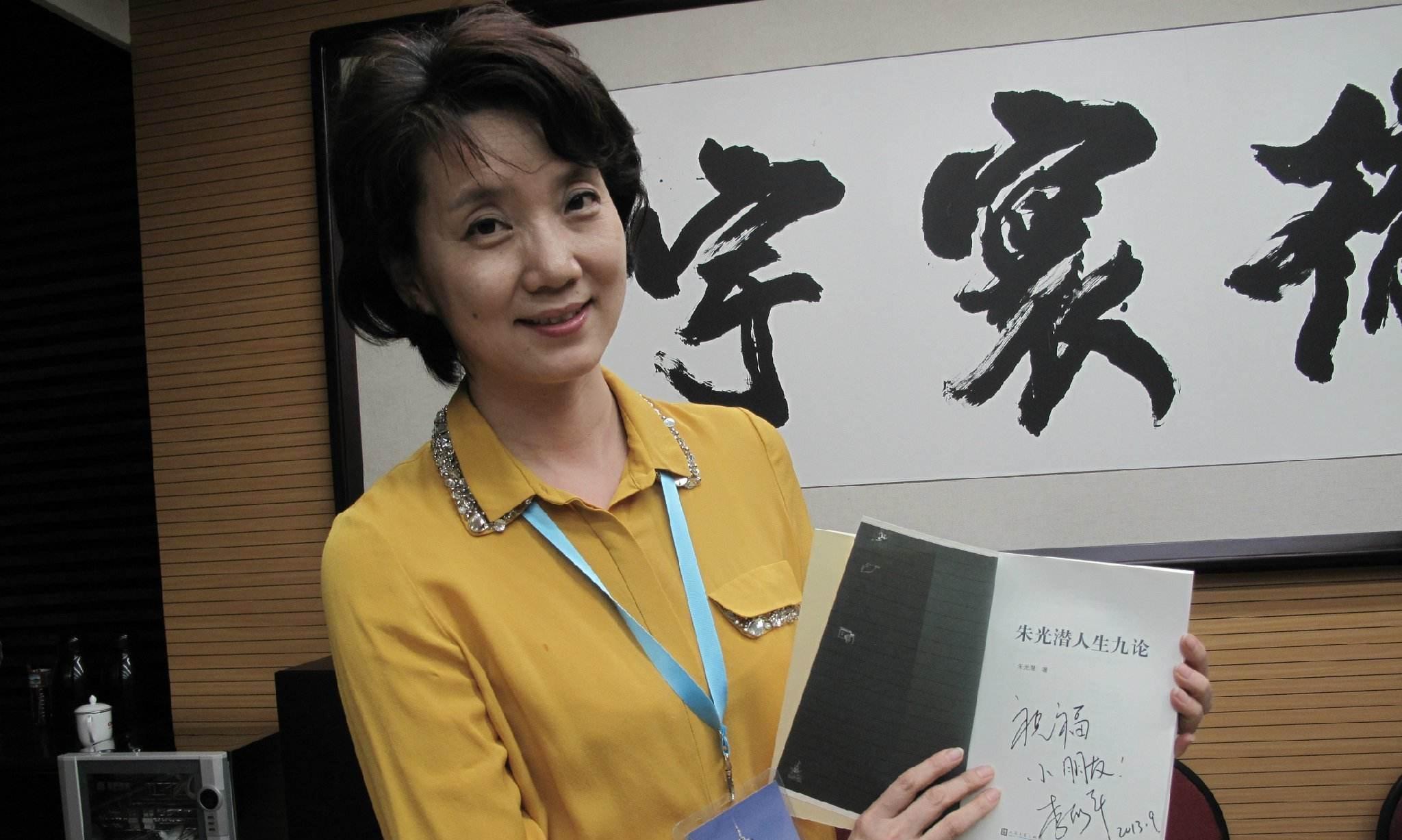 年近60李修平亮相,素颜形象变化太大,与台上相比判若两人!