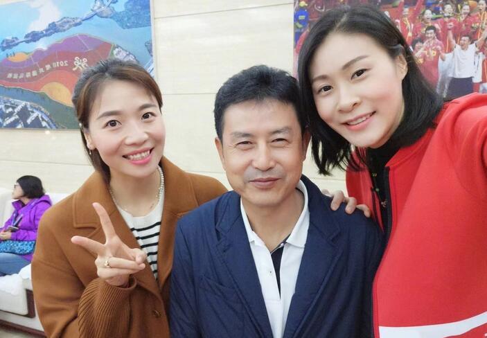 女排教练陈忠和近况如何?和女排妻子很恩爱,事业生活双丰收
