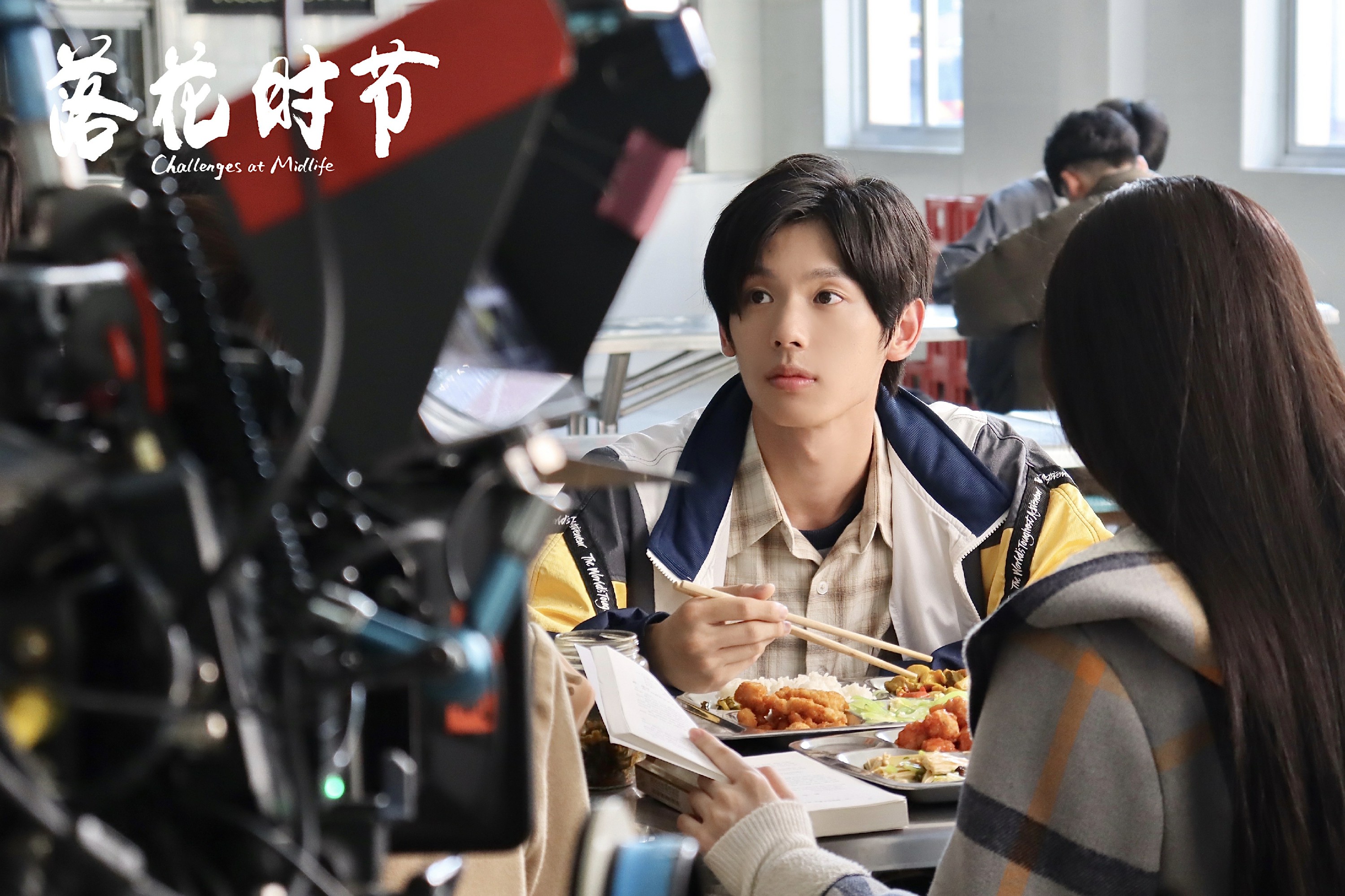 《落花时节》是正午阳光出品,由拍摄过多部爆款剧的简川訸导演执导