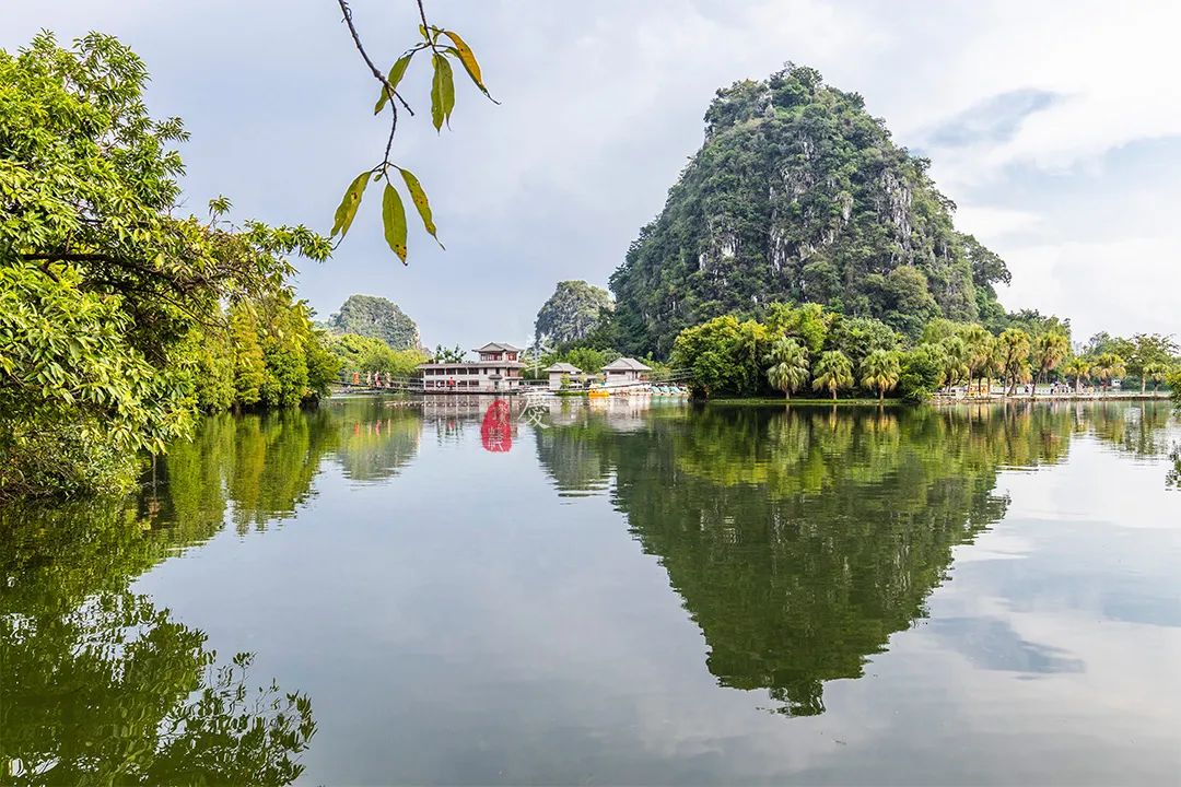作为安徽的三大名山之一,天柱山的主峰海拔近1500米,直插云霄,势如