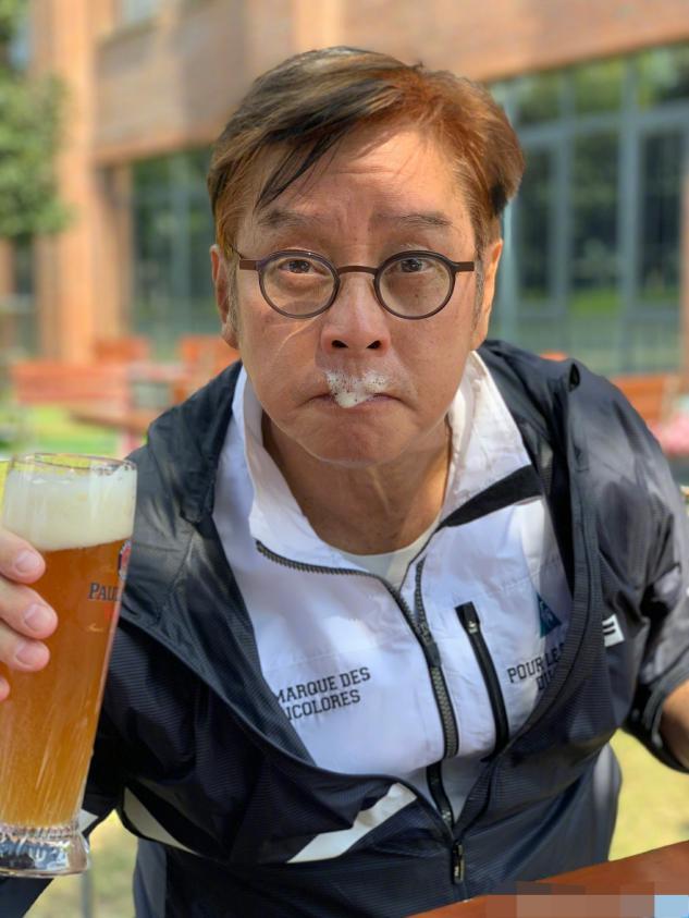 70岁谭咏麟晒下午茶,身材肥胖仍爱高热量食物,网友:注意身体