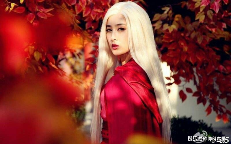 在半妖倾城中饰演瑾太妃的张馨予,出场少但是这扮相惊艳出尘.