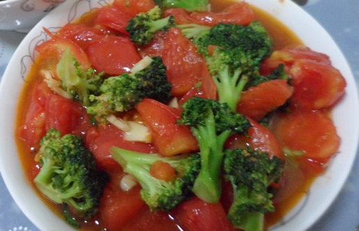 番茄炒西兰花,口感酸爽,清肺止咳,营养丰富,女生的减肥良菜