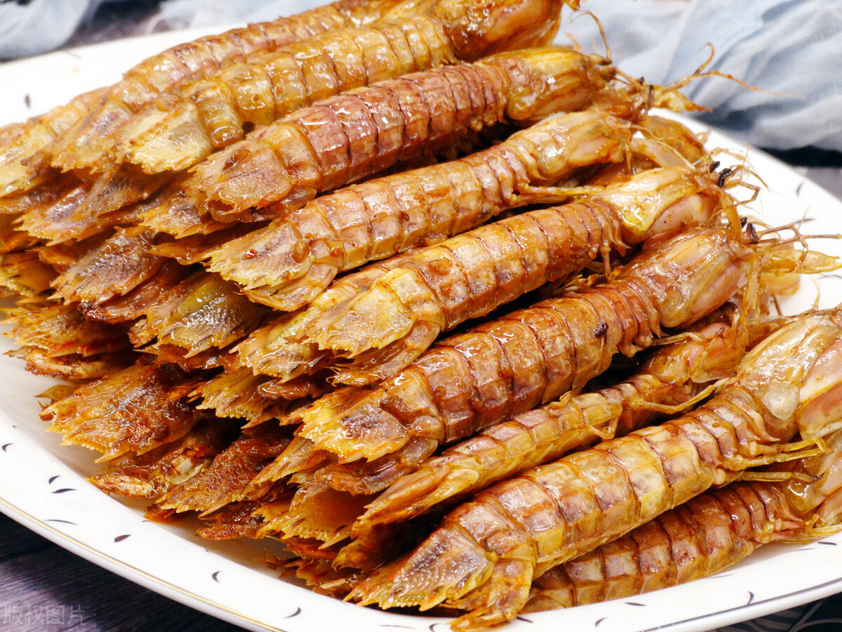 把水分都沥干,或者盖上锅盖,可以防止在炸皮皮虾的过程中被油溅到烫伤