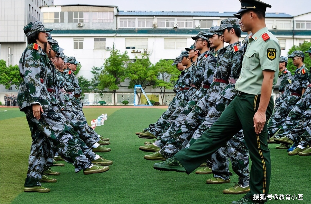 為何大學軍訓教官都是男的網友女教官hold不住大學新生