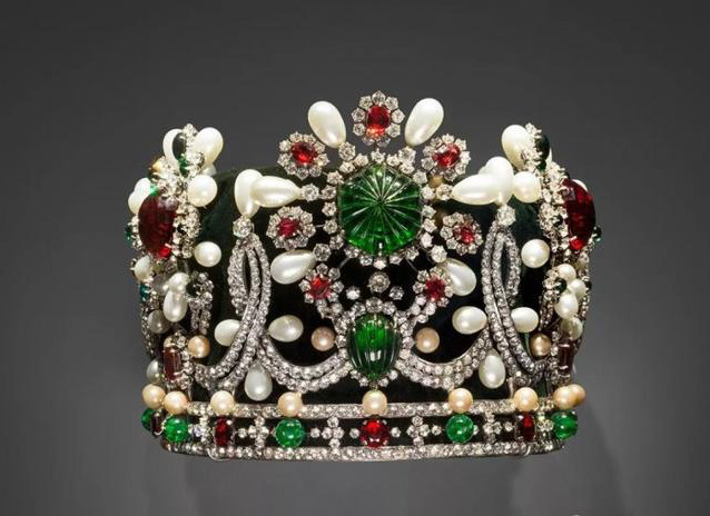 伊朗皇朝奢侈至极珍藏神话般的珠宝王冠远远胜出成为王室之最