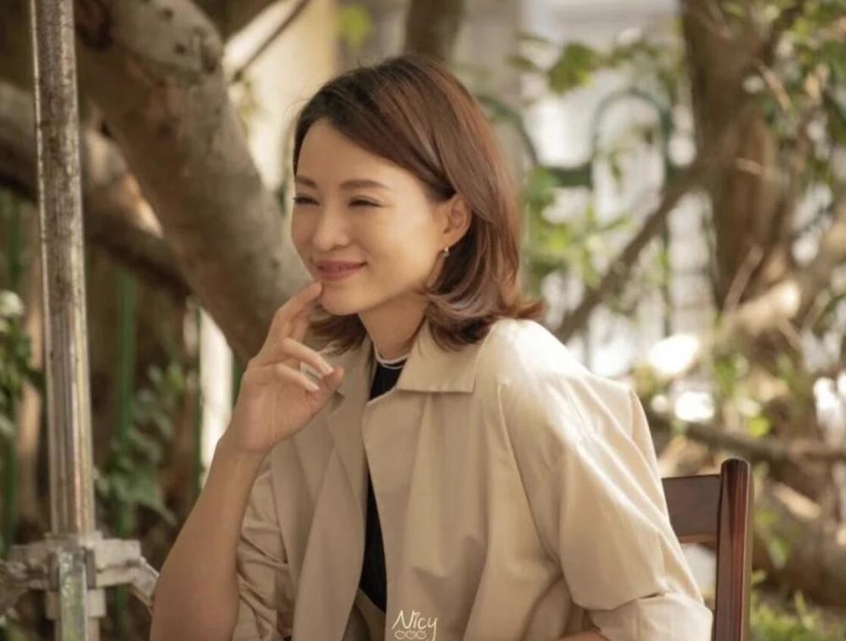 董卿休闲装丸子头现身厦门 回眸知性优雅笑容温柔