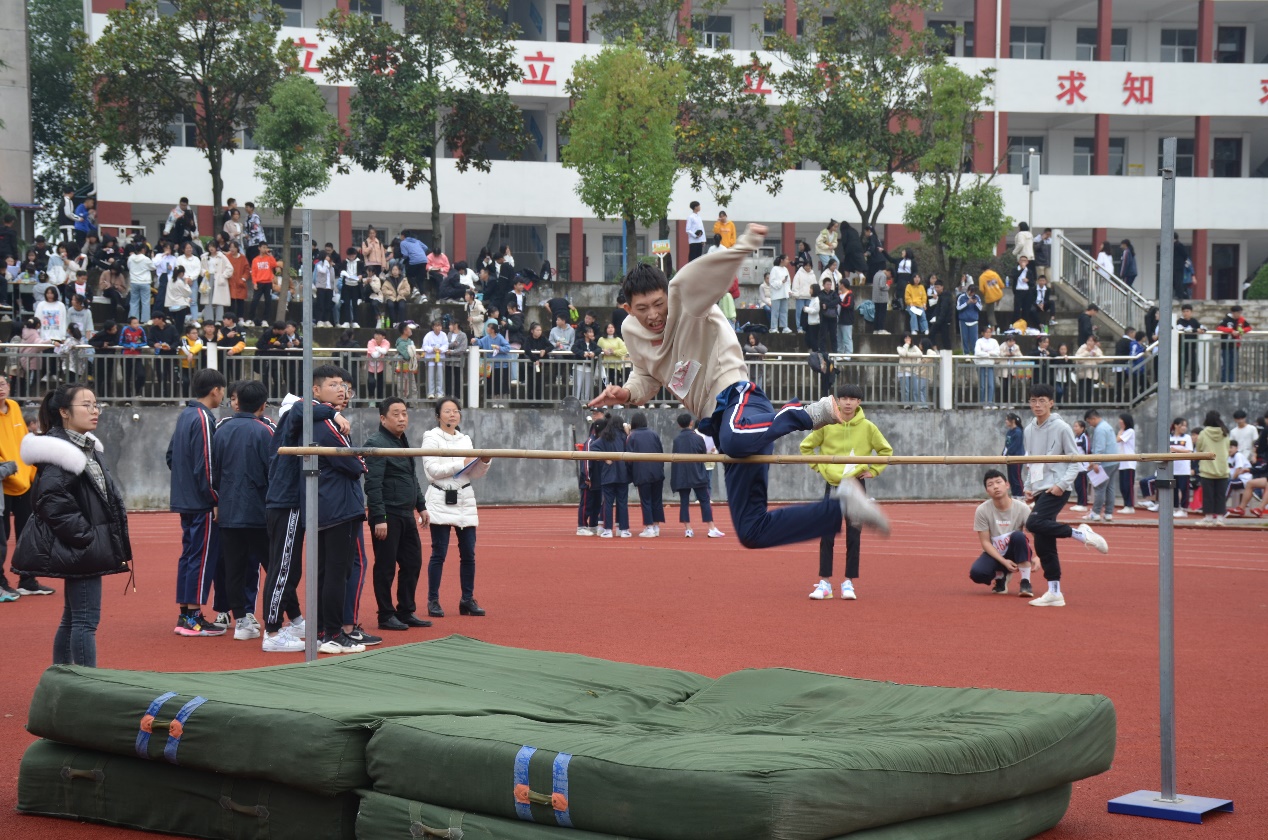 绿色竞技场,青春无极限 ——津市三中第十六届秋季运动会顺利举行