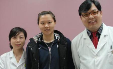 我国泳坛健将遭遇生理期,咬牙坚持一举夺冠,被教练抱着回去_赵菁