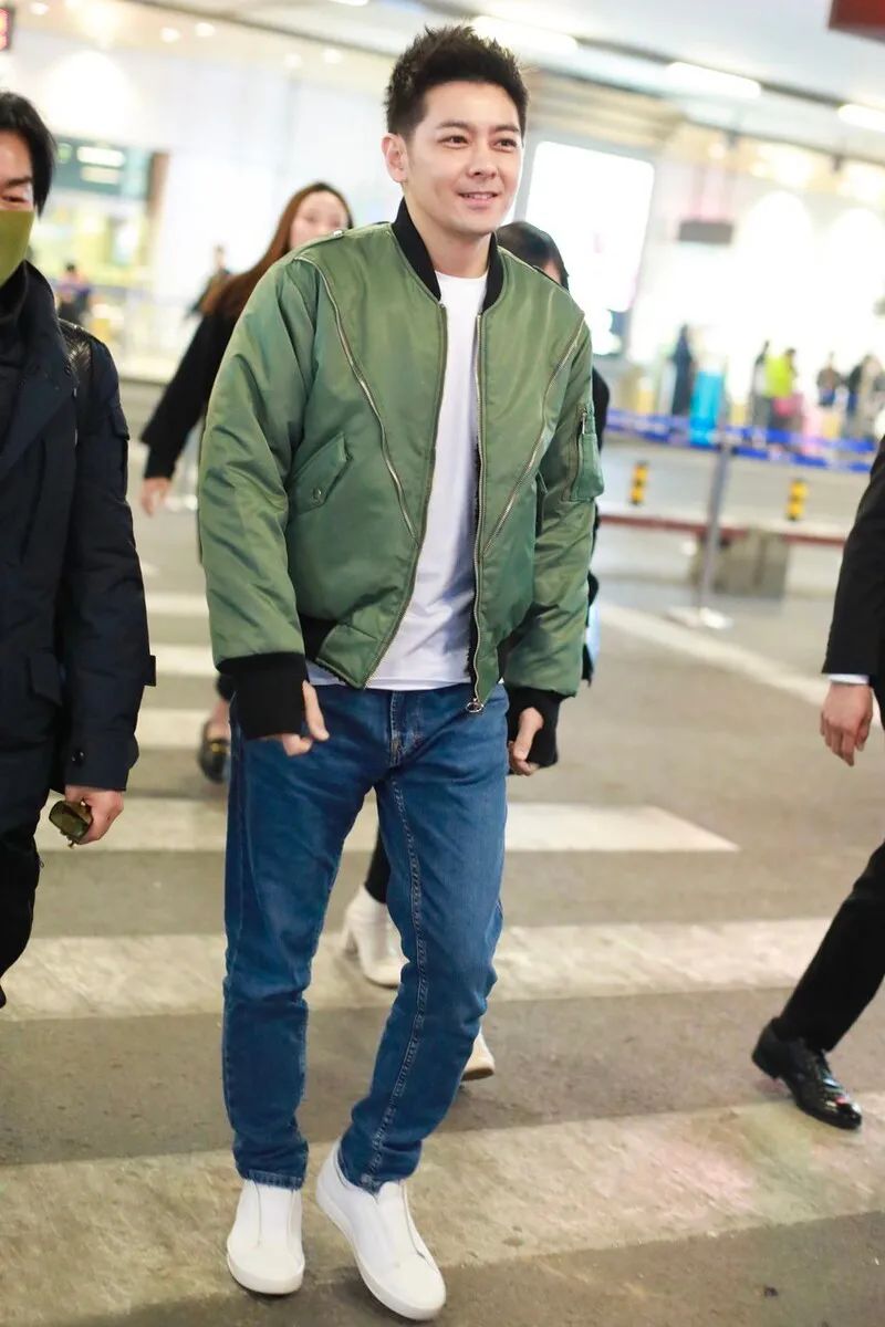 46岁林志颖青春时髦范外套他喜欢这样挑妻子身材很出众