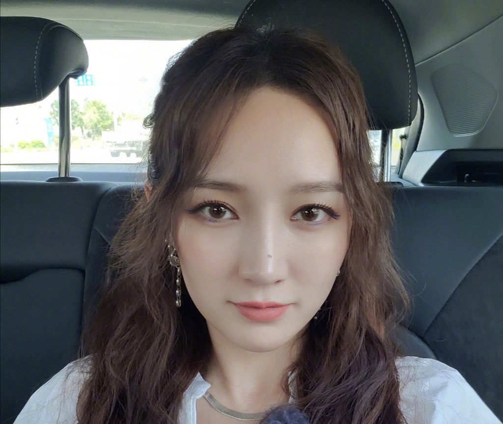 原创太受欢迎不开心孟佳机场被粉丝强行拉手呼吁大家保持安全距离