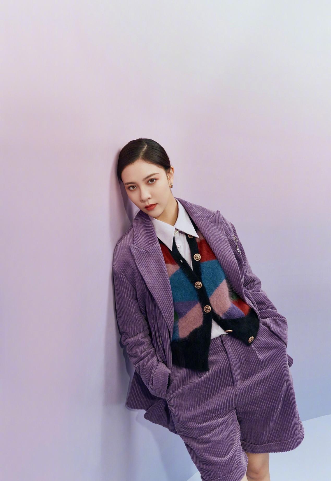 原创宋妍霏太会穿,斑马纹套装个性又有时尚感,波浪卷发时髦又吸睛