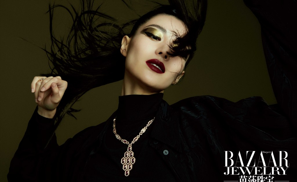 钟楚曦拍大片发丝飞扬金色眼线s级身形又欲又a