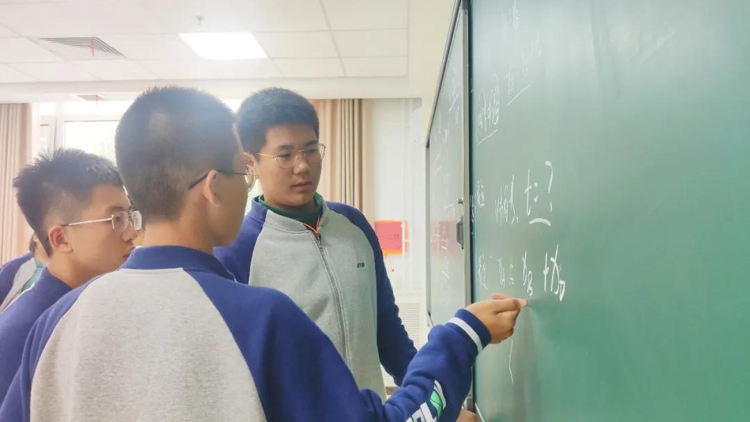 榜样的力量丨走近爱和城高级中学高一学生_秦思佳