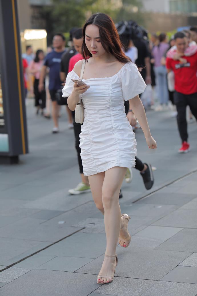街拍:白色一字肩短裙,魅力自然散发_手机搜狐网