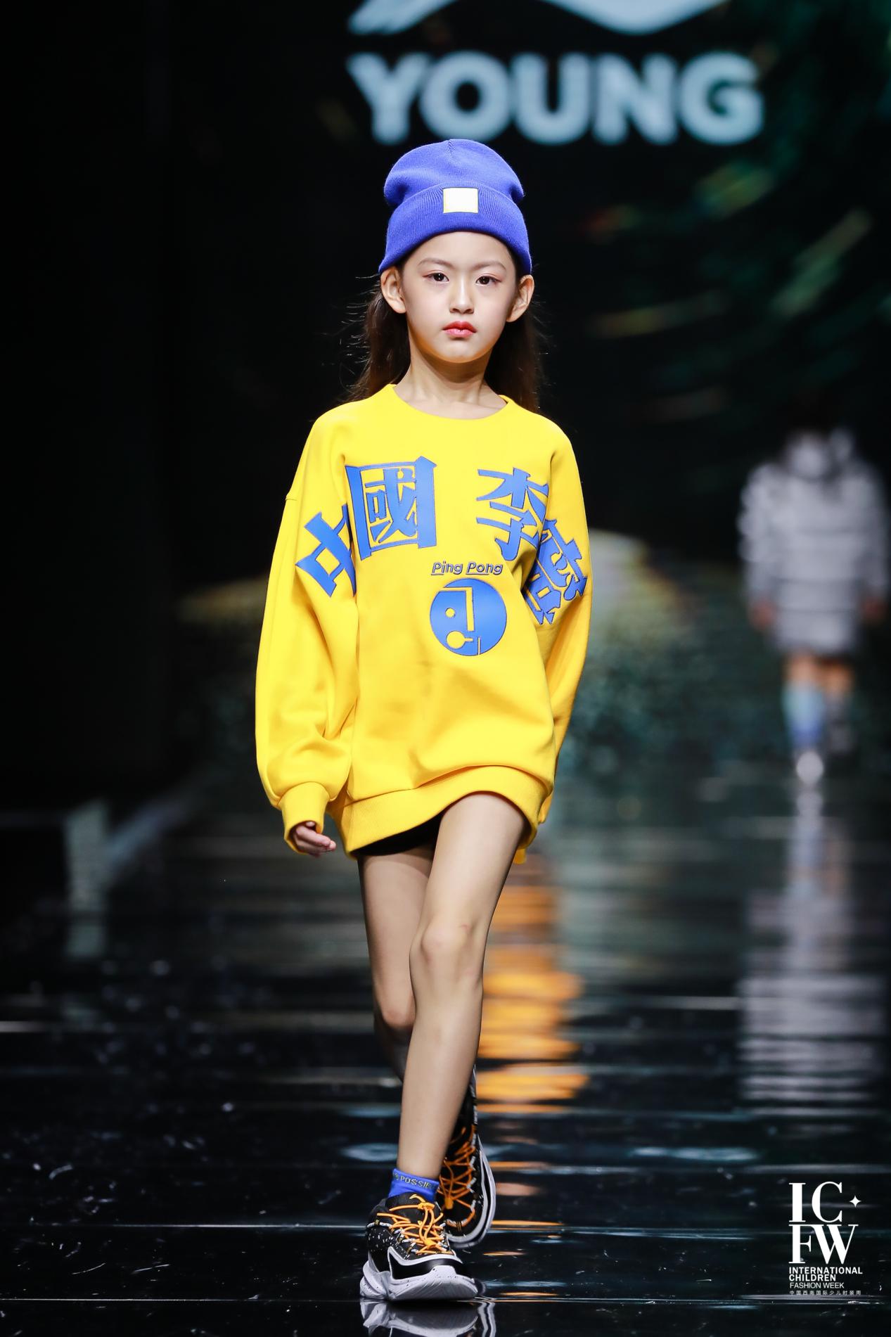 李宁young鼓励倡导孩子们走出课堂,参与并从事体育运动,经历并体验