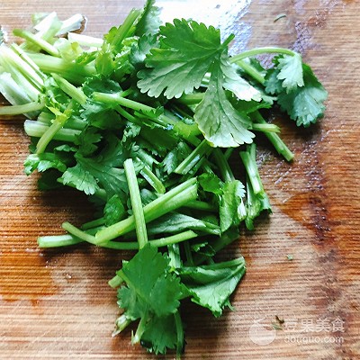 3,香菜切段备用