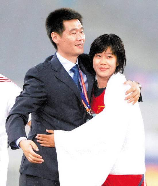 女足"一丈青"圆了母亲梦,带你了解球迷女神的另一面_韩端