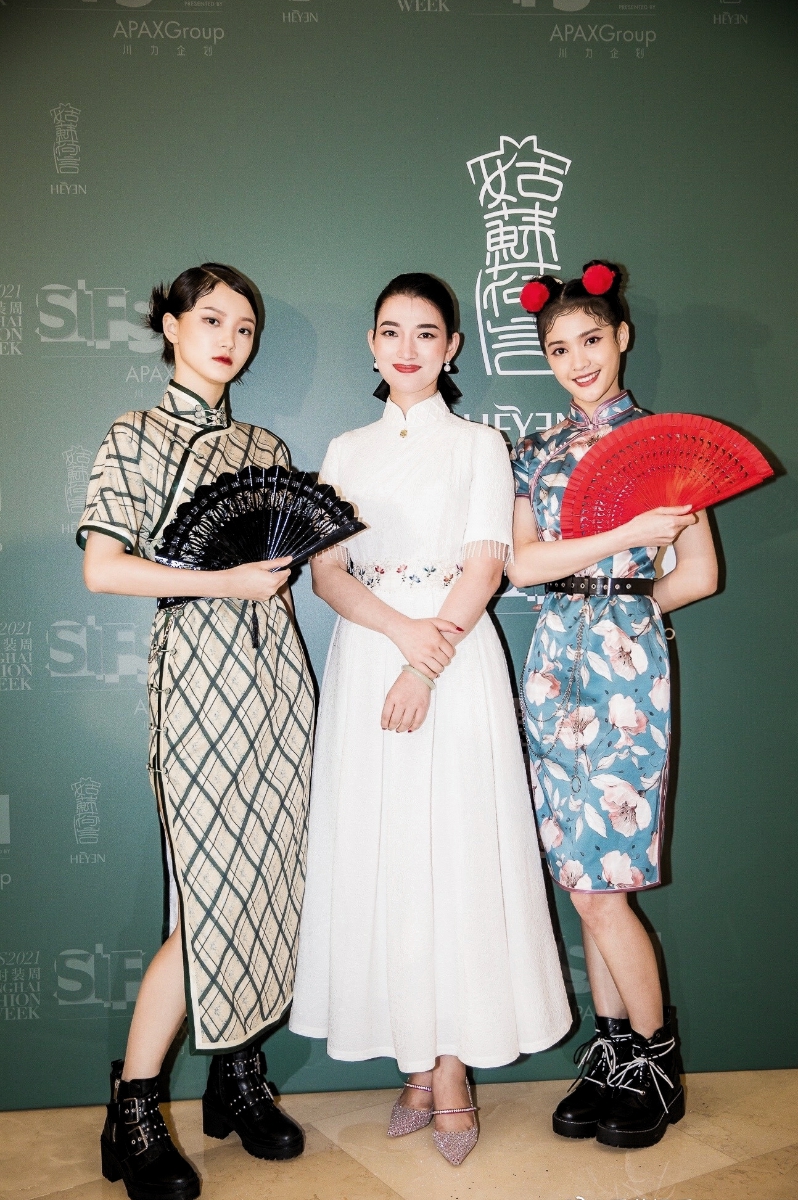 郑艺彬t台首秀超吸睛 杨菲洋等艺人穿旗袍展女性魅力