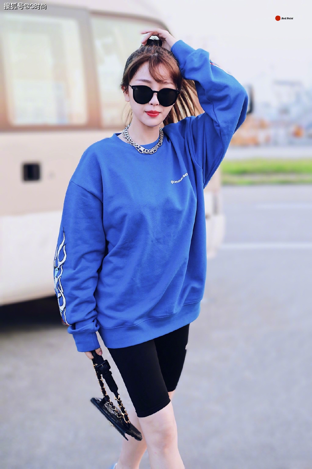 虞书身穿蓝色卫衣搭配高马尾造型元气满满