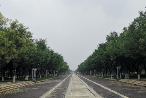 永定門公園北端為南緯路,南至永定門塔,西為仙農