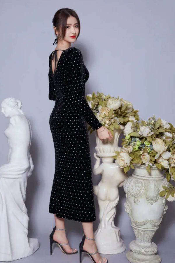 金子涵为秀身材,大胆挑战开叉裙,秀出"括号臀"超撩人