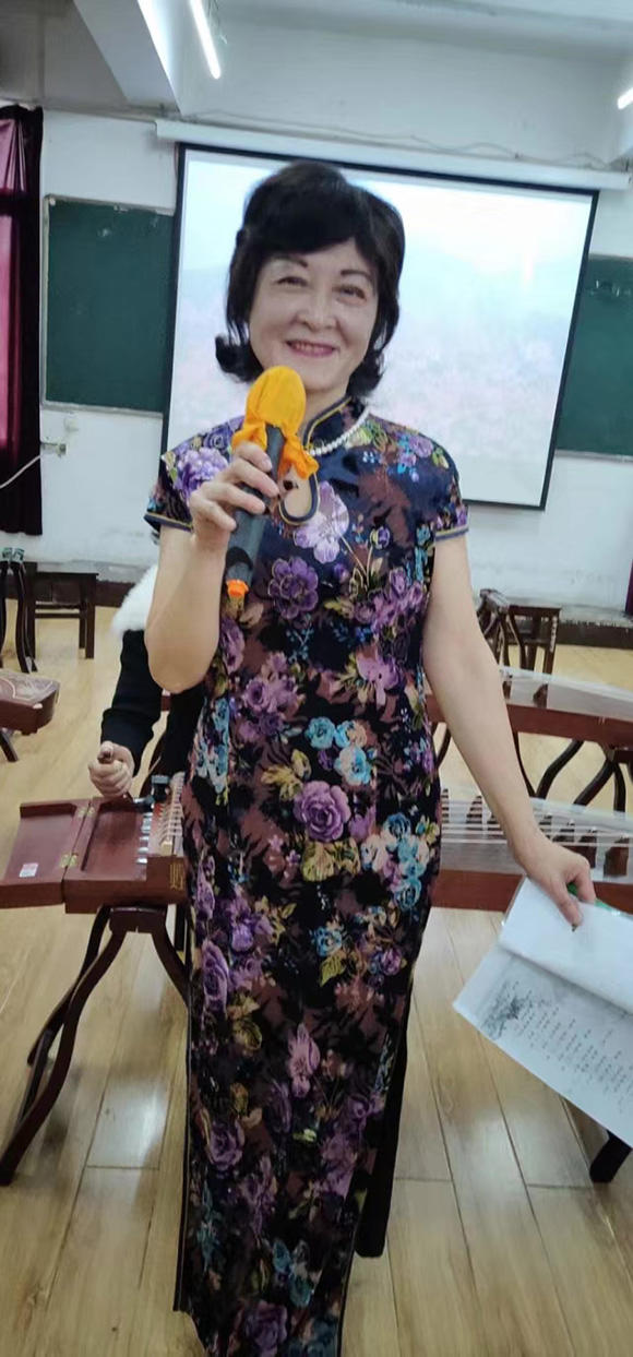 现代花鸟画家陈菊兰