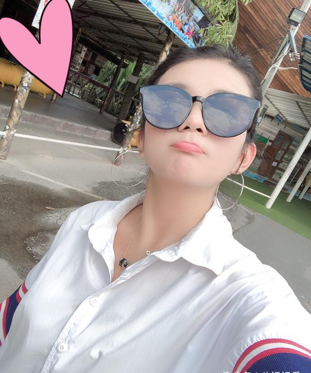 而且现在的谈莉娜已经不是以前的假小子了,而且大长腿女神了,照片中的