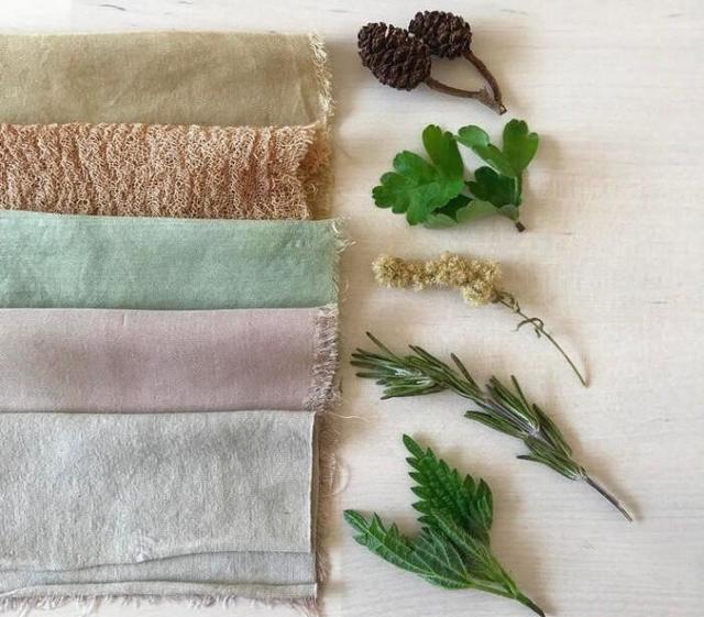 而植物扎染不仅环保,且能染制出天然的色彩,有工业染料无法比拟的柔和