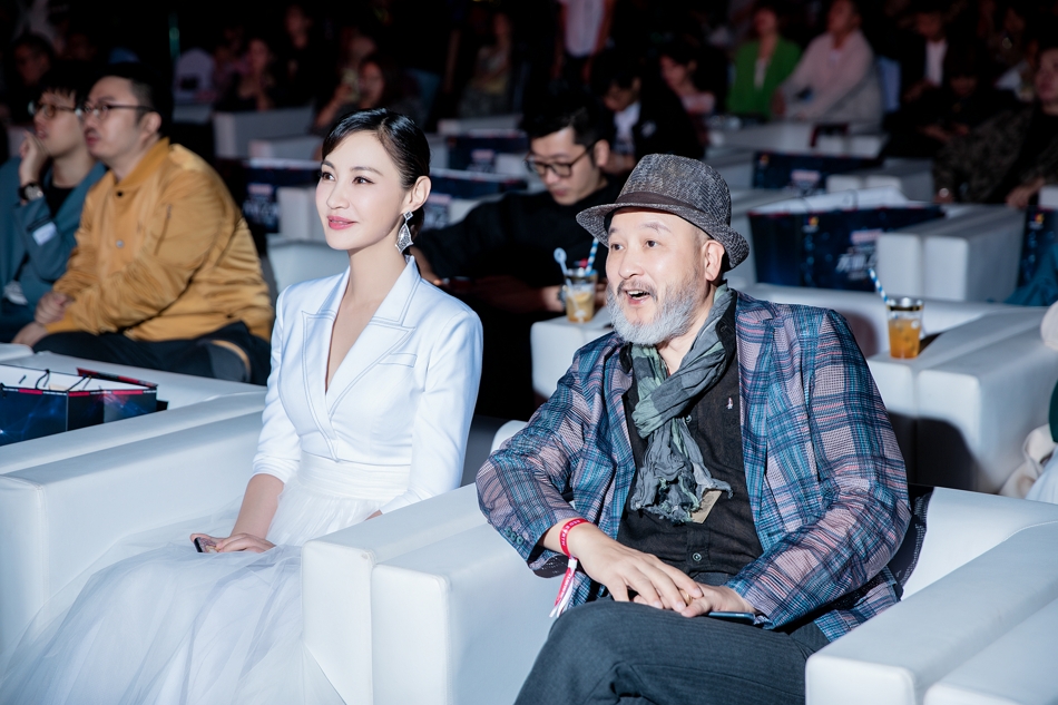 杨雪出席无忧之夜盛典白色西装纱裙气质卓越