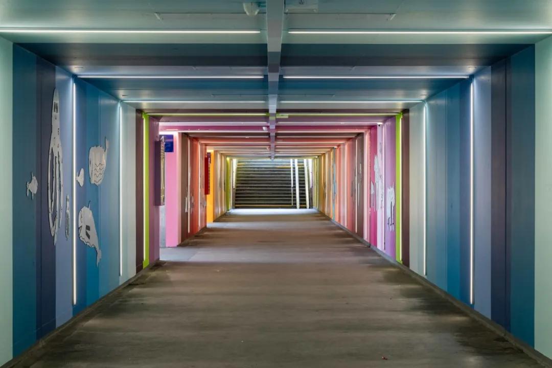 地下通道形成了城市地下空间网络,同时也是文化艺术展示的一部分.